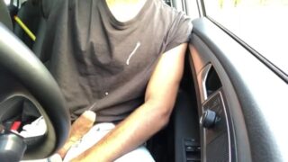 Exhibicionista marroquí se pajea en un parking